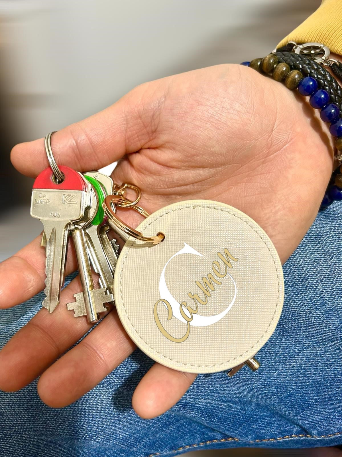 Portachiavi rotondo personalizzato con nome o iniziale – elegante e resistente